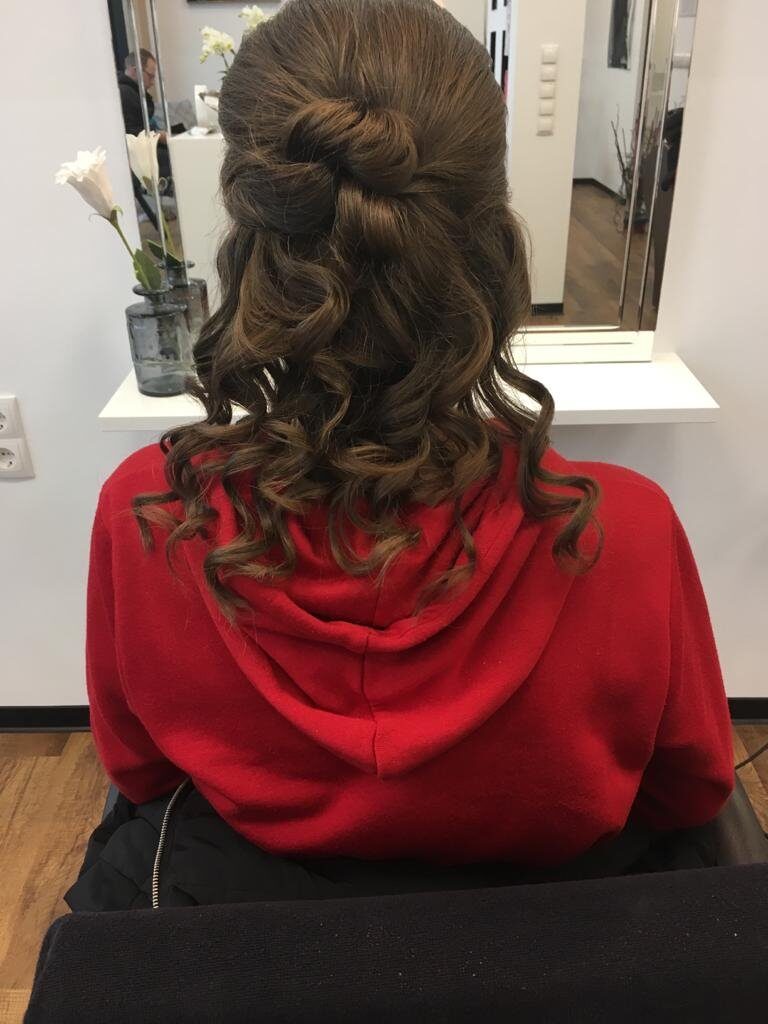 Hochsteckfrisur mit Locken