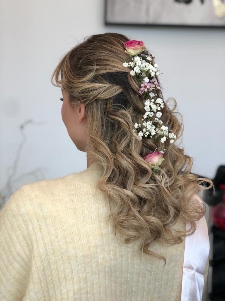 Brautfrisur mit Blumen