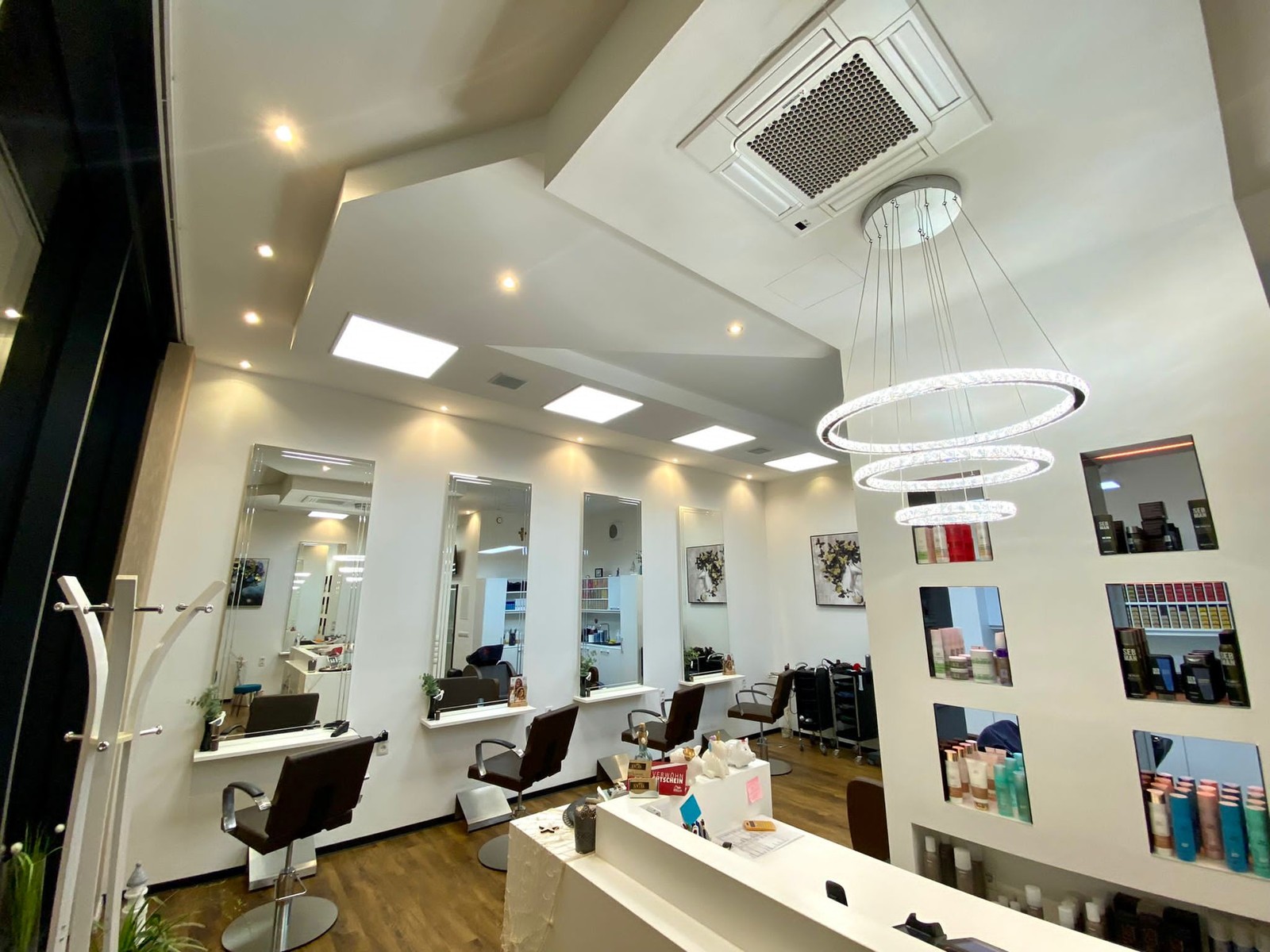 SVID Salon — Innenansicht mit warmer Beleuchtung